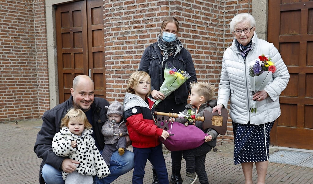 Marietje Hubers overhandigde de sleutel van de kerk symbolisch aan de familie Willems. 