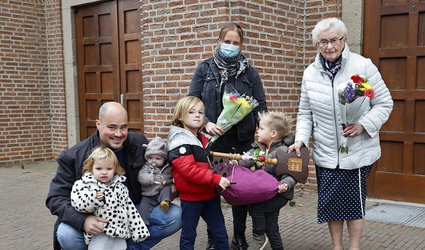 <p>Marietje Hubers overhandigt de sleutel van de kerk symbolisch aan de familie Willems. </p>