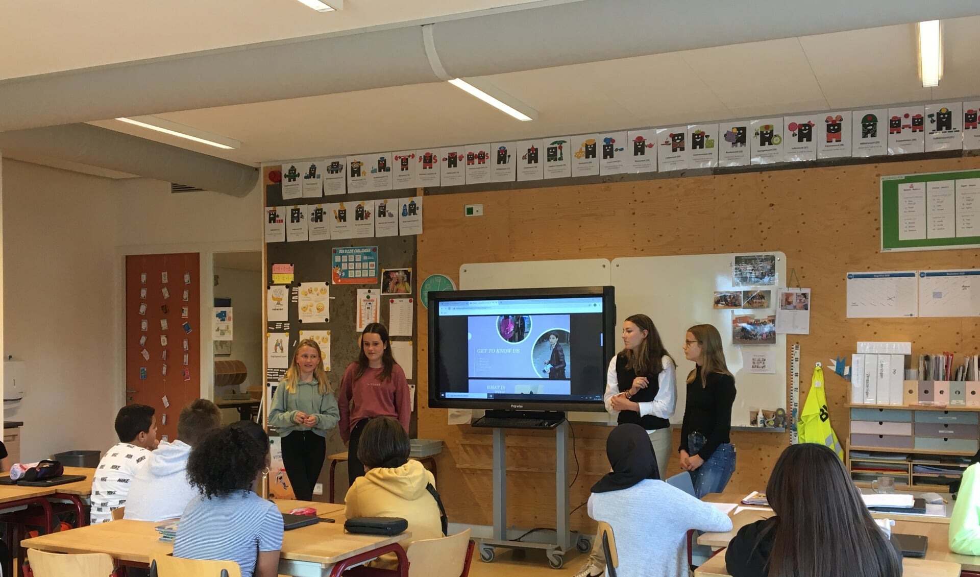 Fien, Dani, Evie en Zara (v.l.n.r.) geven Engelse les op de Krokodaris voor de Dag van de talen.