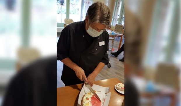 Een van haar laatste werkzaamheden was het snijden van de vlaai