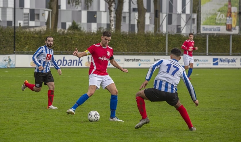 <p>SV Venray-aanvoerder Stijn Brinkman zoekt zijn directe tegenstander op.</p>