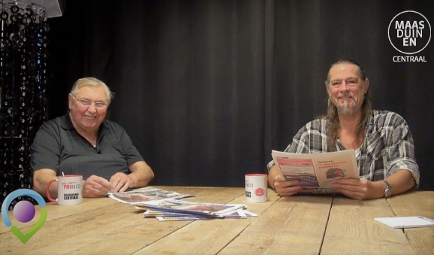 Toon en Fred bespreken de Maasduinen Courant