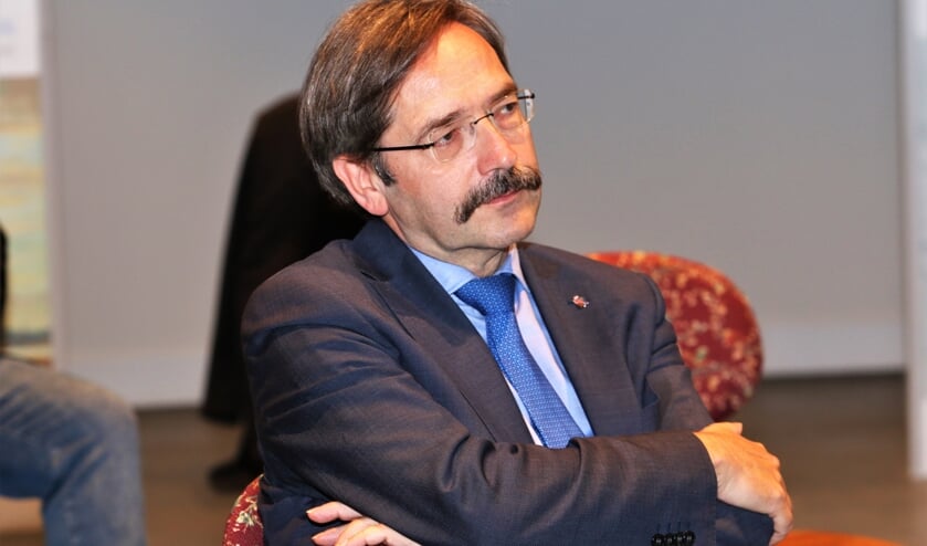 <p>Gouverneur Bovens blijft niet aan tot er een vervanger is gevonden. </p>