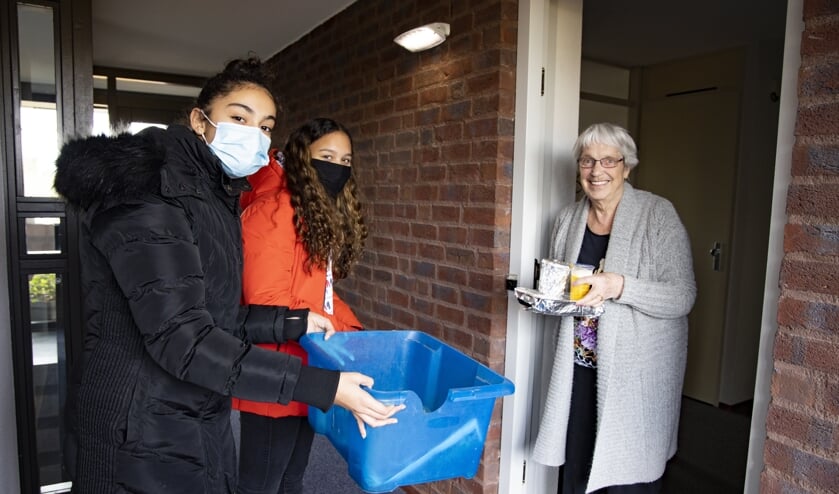 <p>Hasret Sivridag (links) en Elyse Schotborg (midden) overhandigden dinsdagmiddag de eerste maaltijd namens de stichting Landweert Leeft.</p>