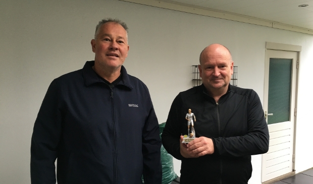 Voorzitter Bart van Roosmalen (links) met jubilaris Albert Buddiger die 50 jaar lid is