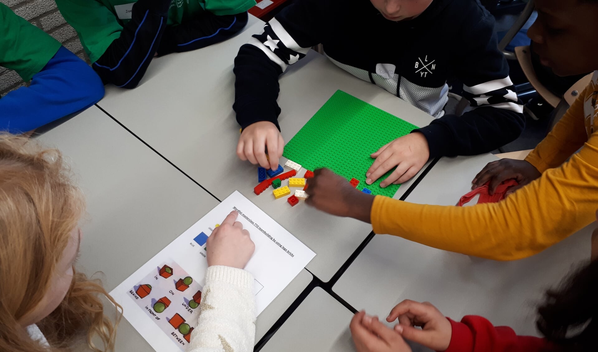 Kinderen van de basisschool instrueren elkaar in het Engels bij het leggen van een puzzel tijdens een les op de meeloopdagen op Metameer Stevensbeek.