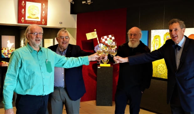 <p>Fysieke toast tijdens een digitale opening. (Roel van der Veen, Pieter Smits, Jan Brandsma en Paulus Smits</p>
