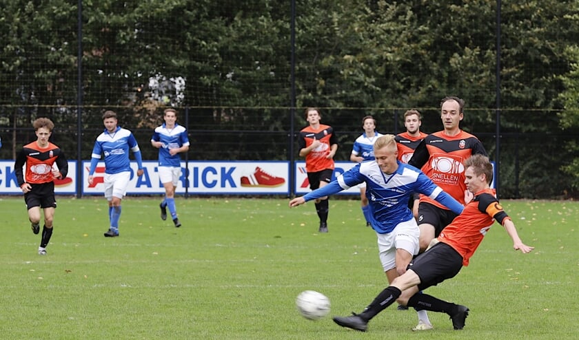 <p>SV United-aanvaller Mike Linders in duel met een speler van Vitesse’08.</p>