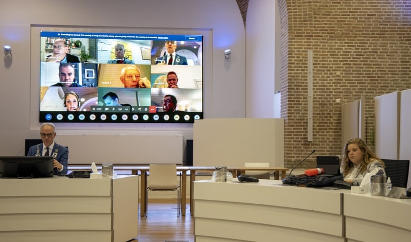 <p>Vanwege covid-19 vergaderde de gemeenteraad digitaal, burgemeester Winants en wethouder Thielen waren wel in de raadzaal.</p>