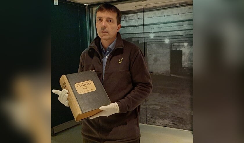 <p><strong>Museumdirecteur Erik van den Dungen </strong>met Het Dodenboek. </p>
