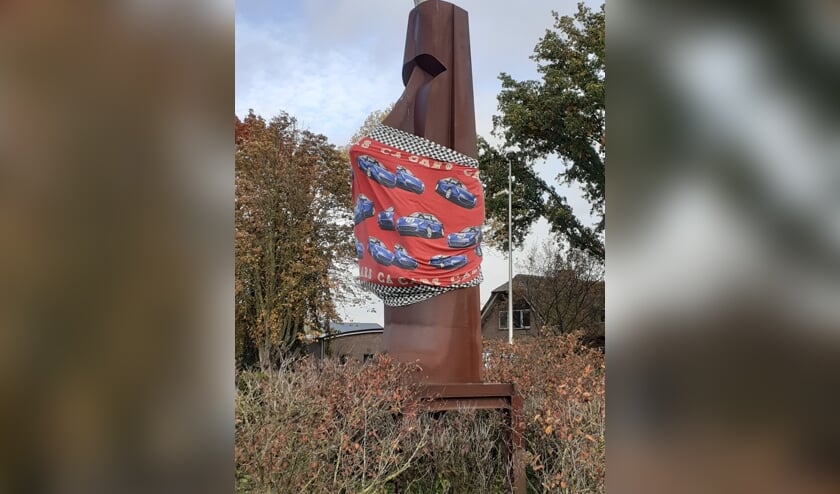 <p>Het Paaseilandbeeld is voorzien van een nieuw mondkapje.</p>