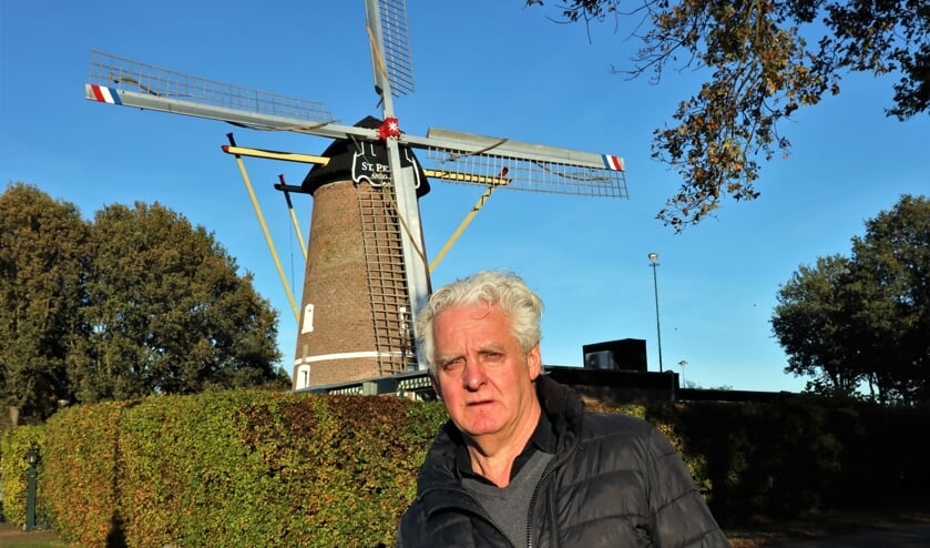 <p>Gerard Stoks is trots op zijn molen die na een restauratie weer tiptop in orde is.</p>