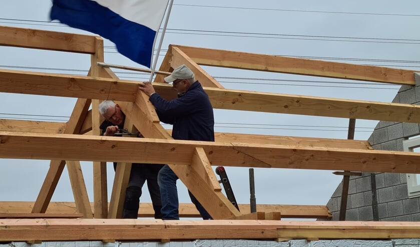 <p>De vlag wordt gehesen op Weverslose volmolen in Merselo. </p>