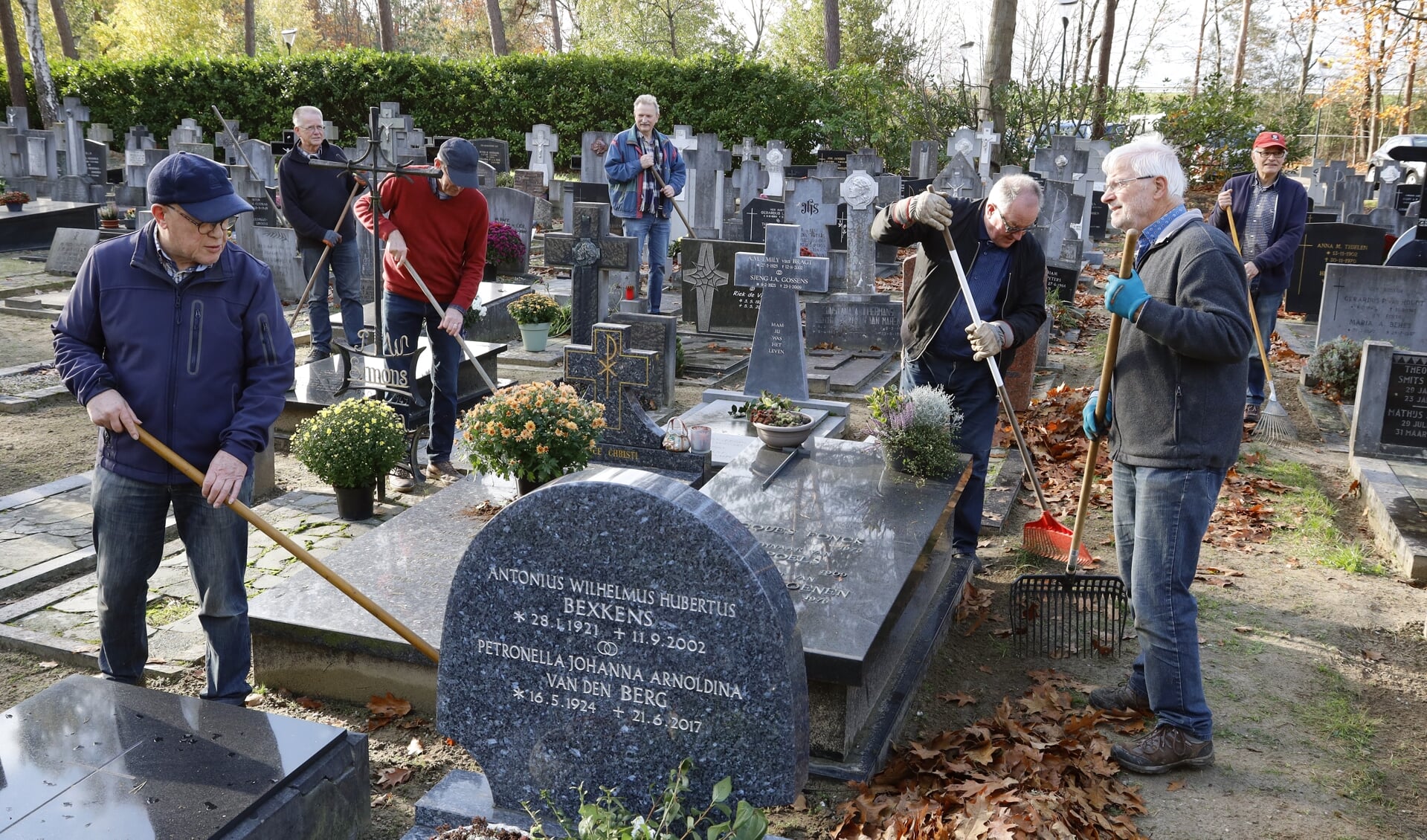 Het is maandagochtend een drukte van belang bij Vak O op begraafplaats Boschhuizen in Venray, vrijwilligers zijn onder meer druk met het ruimen van bladeren.