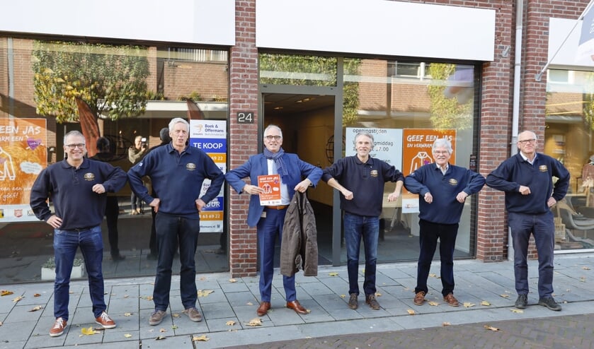 <p>Burgemeester Winants (derde van links) met leden van serviceclub Kiwanis Schieëpersland.</p>