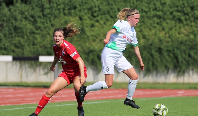 <p>Amber van Heeswijk (rechts) van Borussia Mönchengladbach is haar tegenstander te snel af.</p>