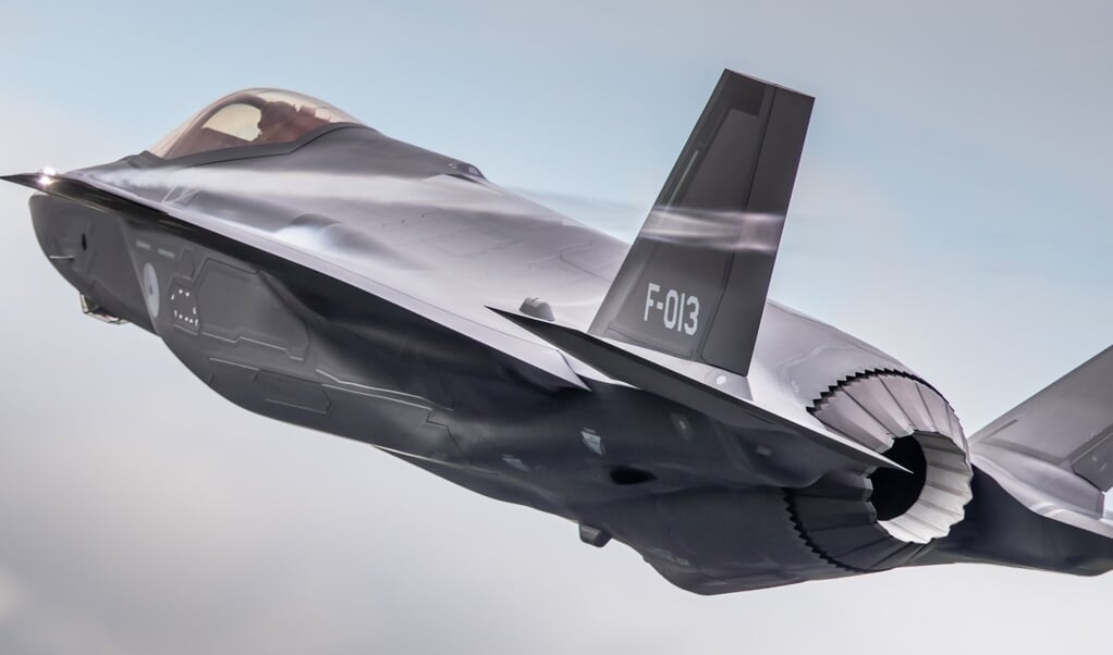 Een F-35 voert op 17 oktober een belevingsvlucht uit in de omgeving van vliegbasis De Peel in Vredepeel. 