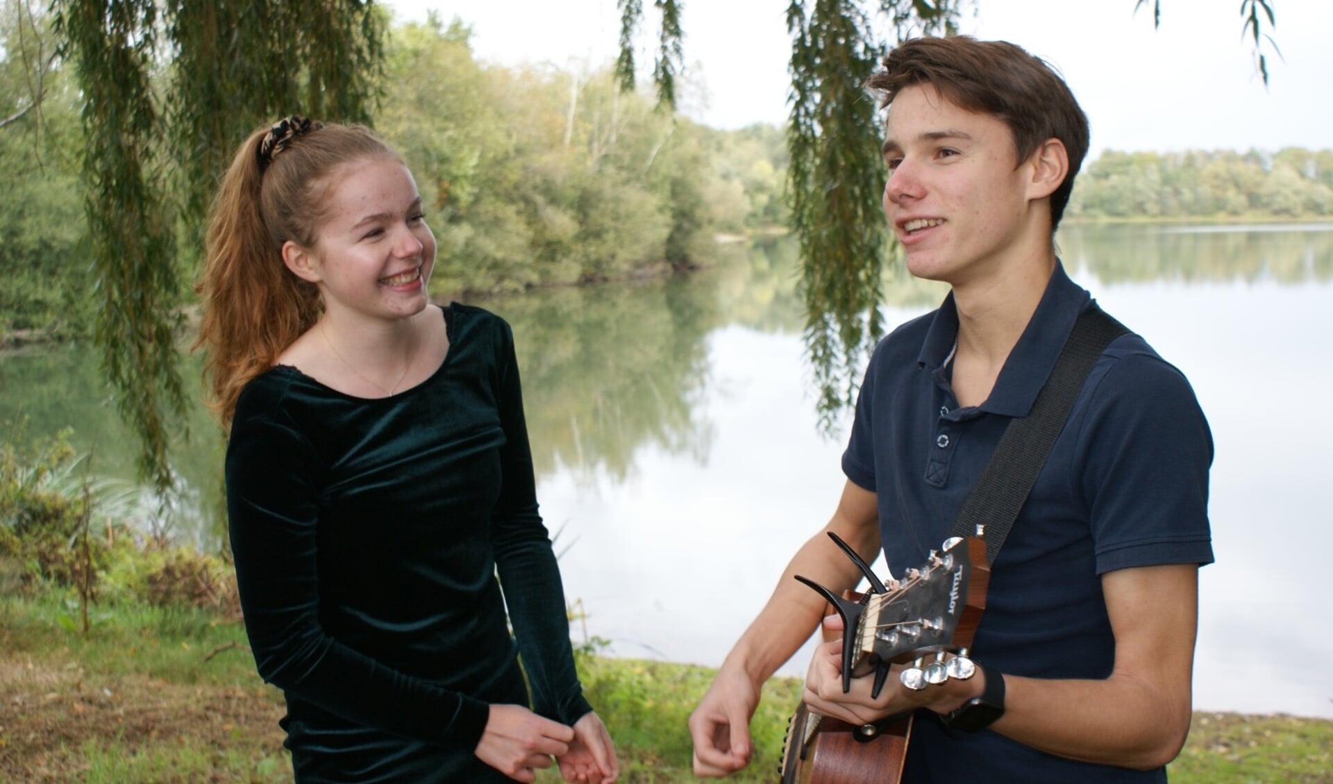 Merel Klaassen en Luuk Dijsselbloem  presenteren hun single No Time. 
