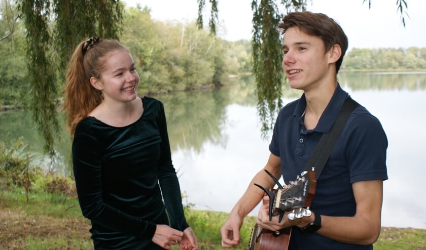 <p>Merel Klaassen en Luuk Dijsselbloem presenteren hun single No Time. </p>