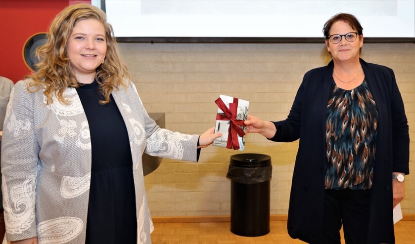 <p>Wethouder Anne Thielen ontving het eerste exemplaar uit handen van Ank Kleuskens.</p>