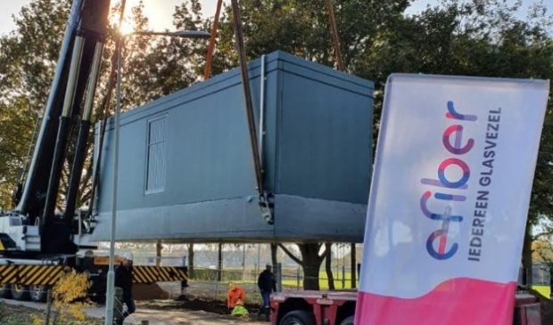 <p>Op vrijdagochtend 6 november werd de eerste glasvezelcentrale van Bergen geplaatst</p>