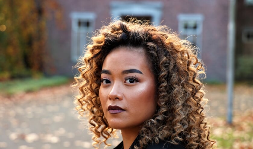 <p>Rosanne Stoks werkt samen met het productieteam van Chris Brown.</p>