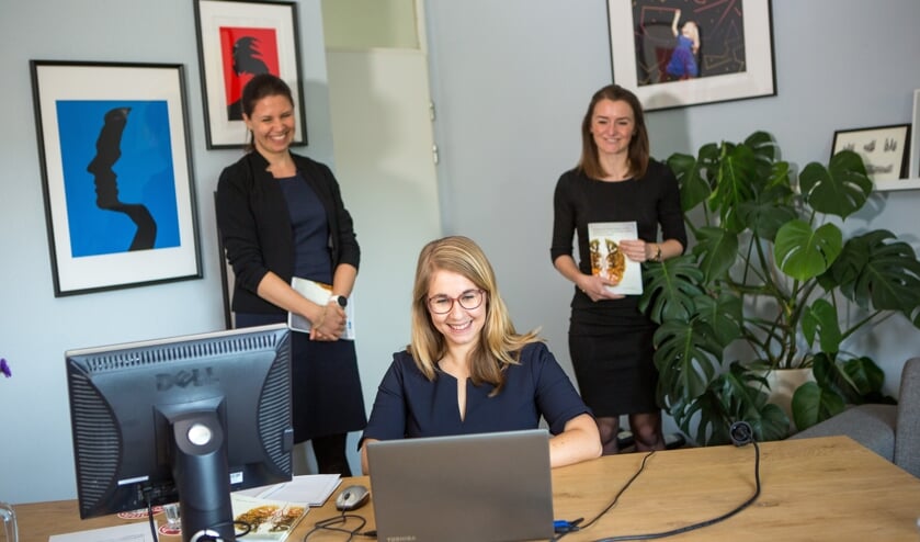<p>Sarah Zandvliet te midden van haar twee paranimfen tijdens haar proefschriftverdediging.</p>