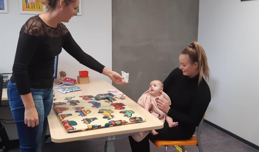 <p>Ouders krijgen bij de Jeugdgezondheidszorg (JGZ) extra informatie over water drinken en een speciaal drinkbekertje. </p>