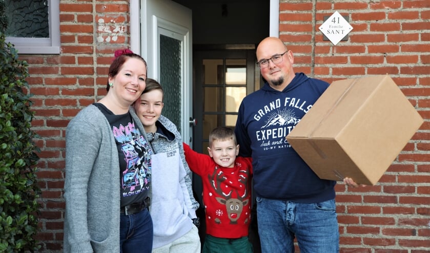 <p>Ymke en Marwin Sant, met hun kinderen, werden verrast met een mantelzorgpakket.</p>