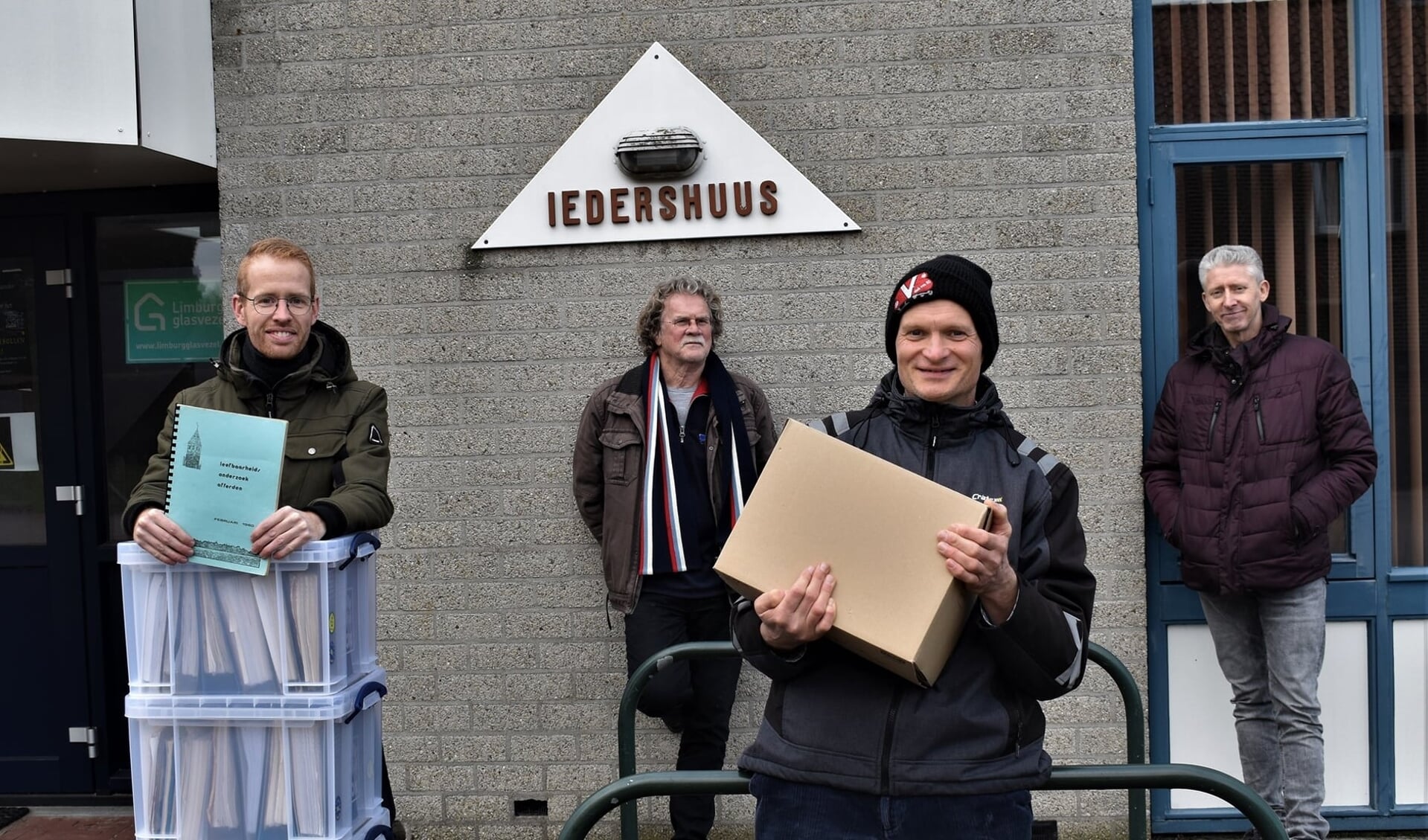 Ton Wijers, Henk Hendriks, Piet Manders en André Aengenend van de dorpsraad verlaten Iedershuus.  
