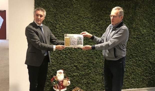 Hans Teunissen krijgt het eerste exemplaar uitgereikt door Ton Frenken