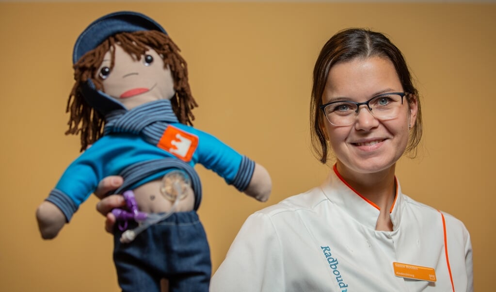 Kinderchirurg Sanne Botden met een van de door haar moeder Ans gemaakte poppen.