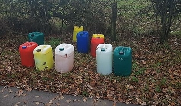 <p>Jerrycans met chemisch afval in de Maasduinen</p>