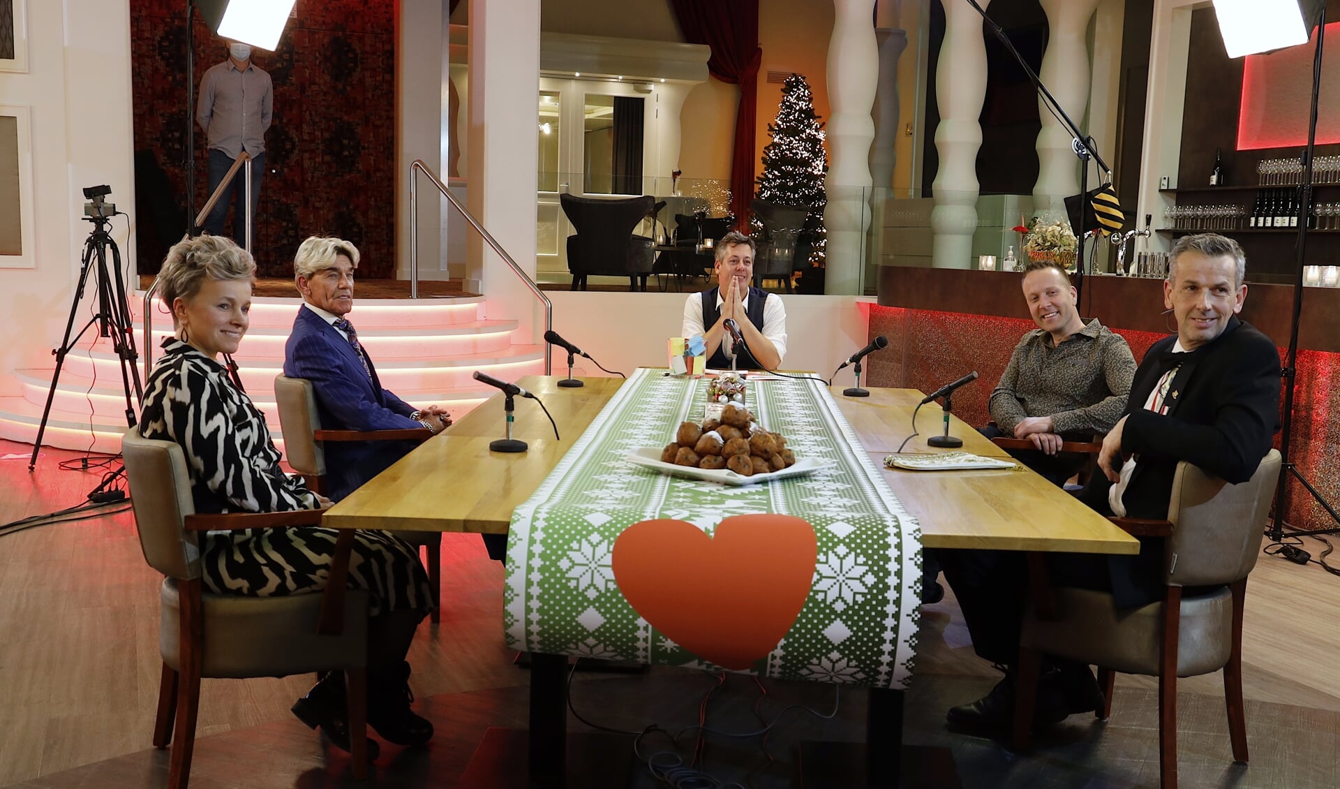 Gert Janssen, Helga Cornelissen, Rob Poels en Jeroen Ewalts aan tafel bij Rob van Lieshout in de talkshow Hart voor Venray. 
