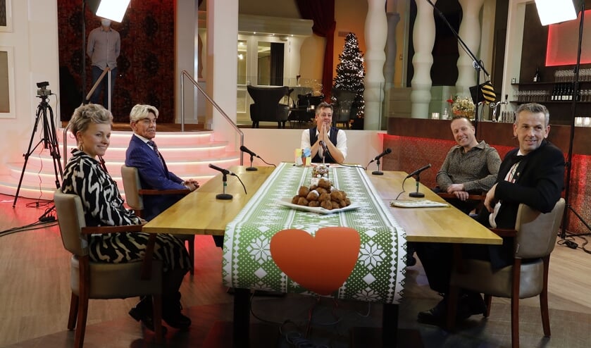 <p>Gert Janssen, Helga Cornelissen, Rob Poels en Jeroen Ewalts aan tafel bij Rob van Lieshout in de talkshow Hart voor Venray. </p>