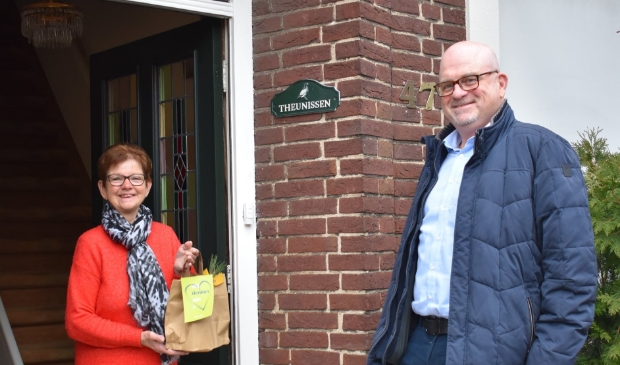 <p>Directeur Ed Peters overhandigde een verrassingspakketje aan Thea Theunissen</p>