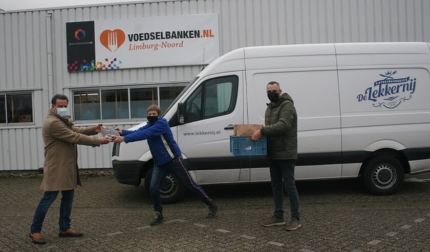 <p>De overhandiging van de Lions-oudejaarsdiners aan Voedselbank-Limburg-Noord. </p>