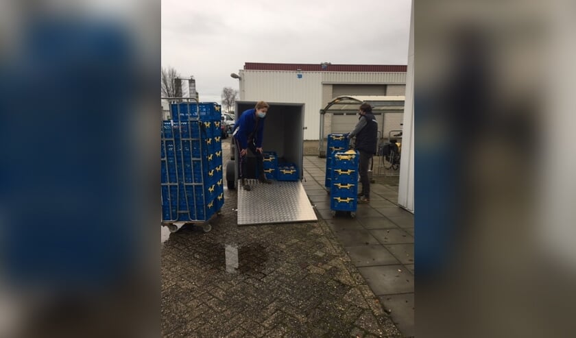 <p>Aan het werk bij de vestiging van de voedselbank in Venray. </p>