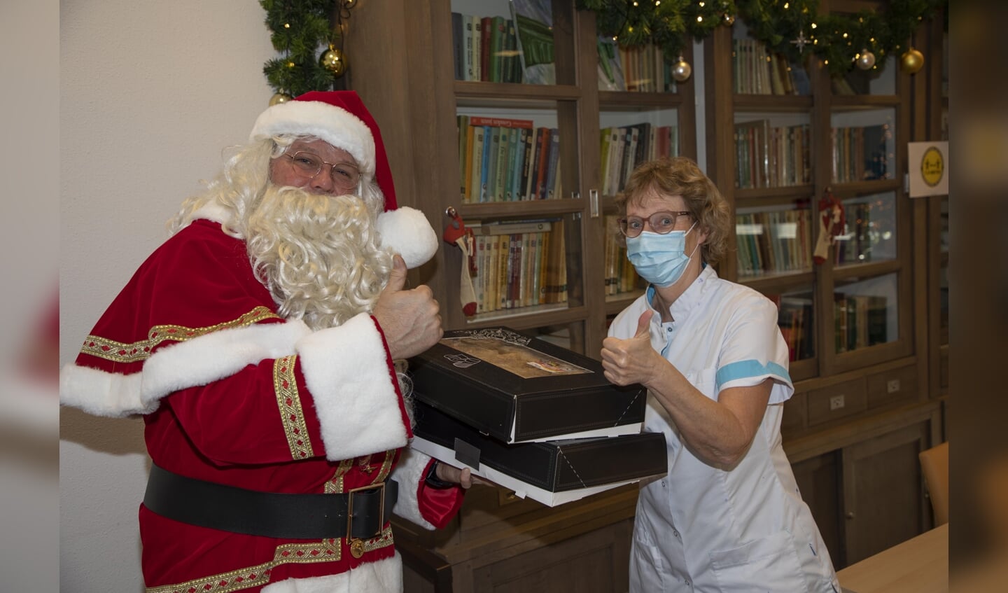 De kerstman van Venray centraal verraste personeel en bewoners van zorghuizen.