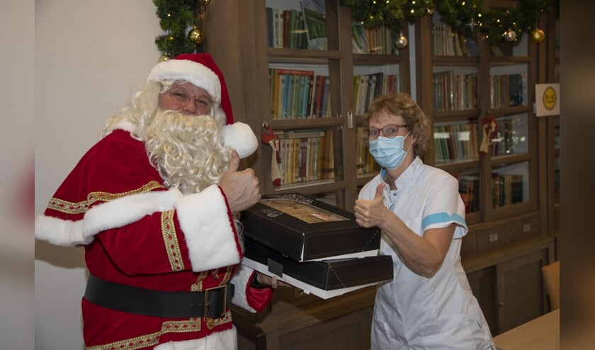 <p>De kerstman van Venray centraal verraste personeel en bewoners van zorghuizen. </p>
