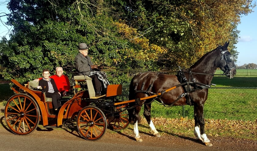 <p>Jeu Vollenberg en Maria Vollenberg-Willems genieten met volle teugen van een ritje in de koets.</p>