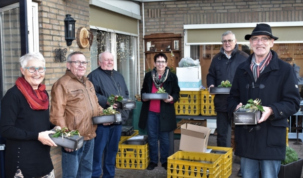 <p>De KBO verrast alle leden met een heerlijke kerstattentie en een warme kerstwens</p>