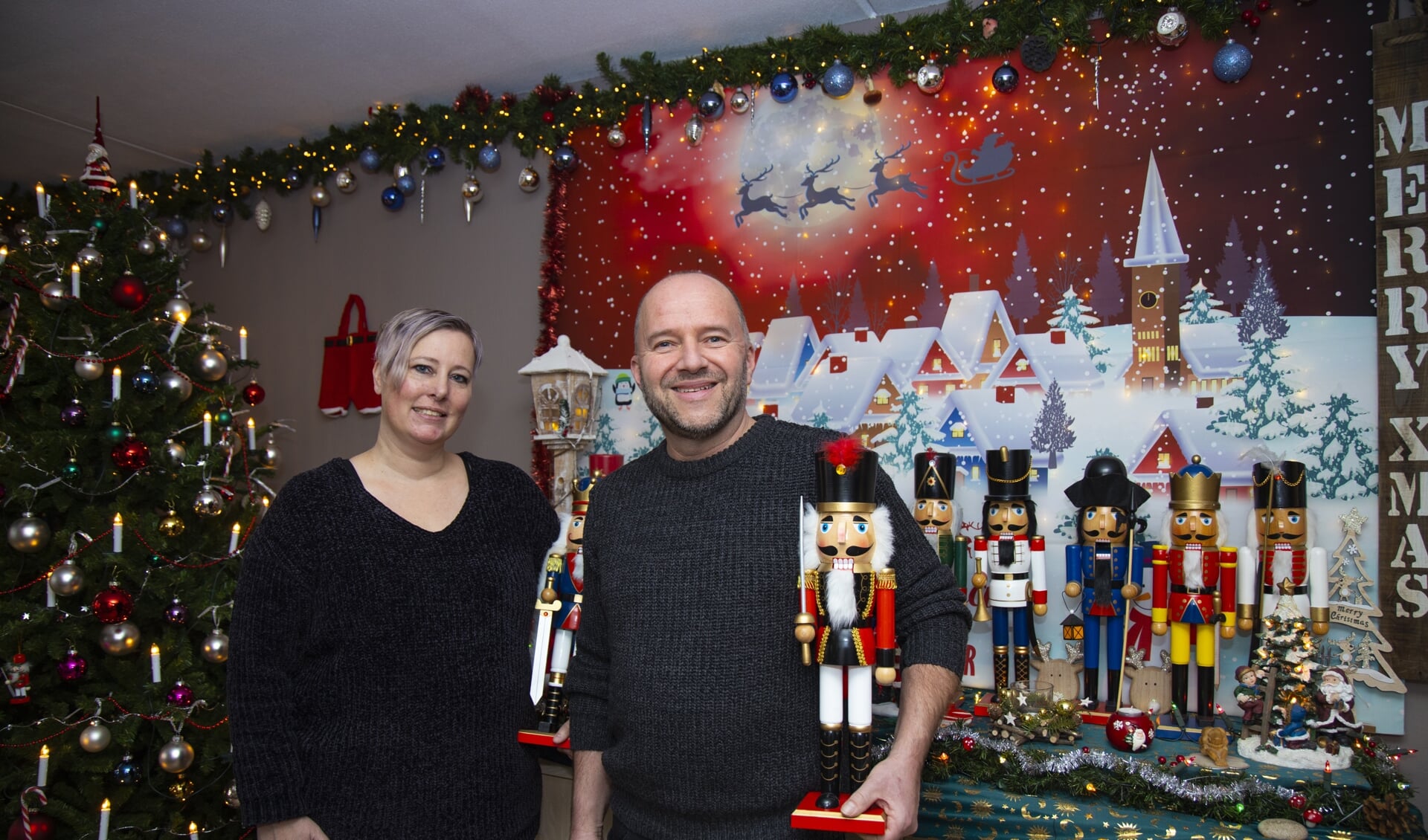 Sylvia Loermans en Peter Cox, beiden met een notenkraker in de hand, genieten met volle teugen van de kerstperiode.