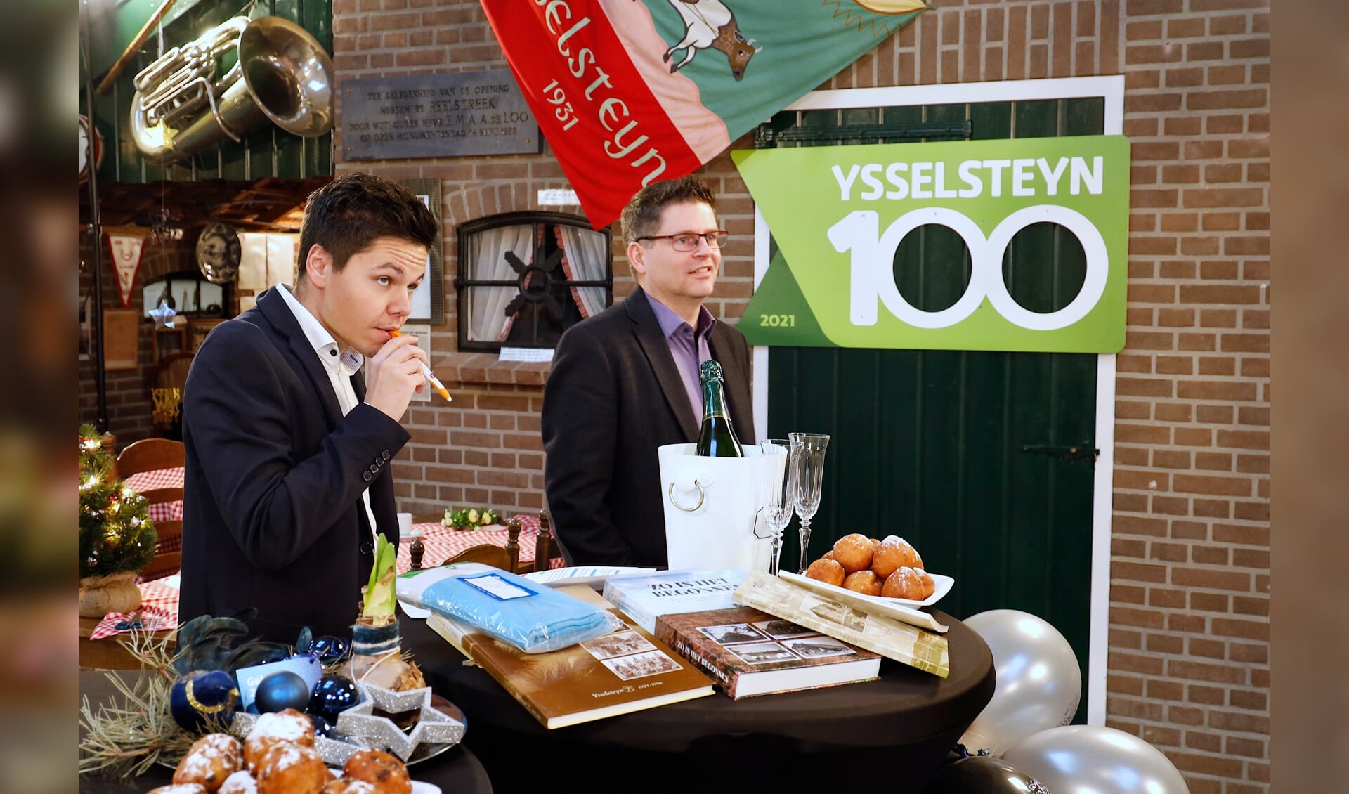 Presentatoren 100 jaar Ysselsteyn vanaf ’t Lovinckplein. Links: Willy Hubers, rechts: Luc Janssen.