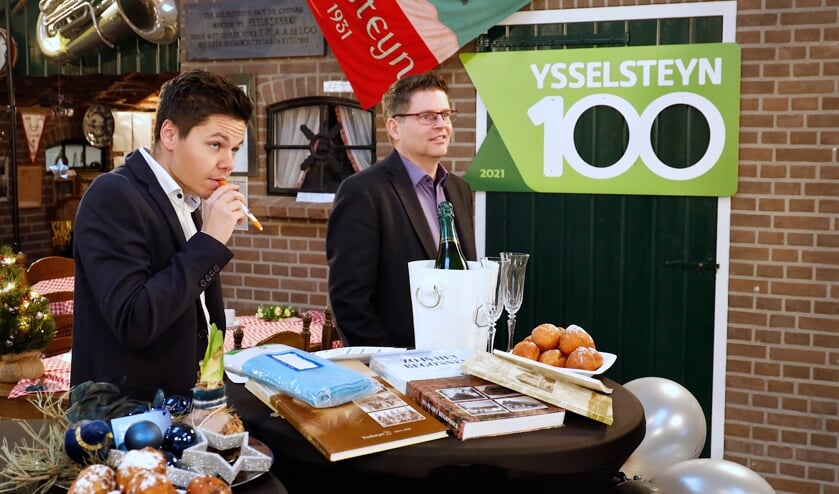 <p>Presentatoren 100 jaar Ysselsteyn vanaf ’t Lovinckplein. Links: Willy Hubers, rechts: Luc Janssen.</p>