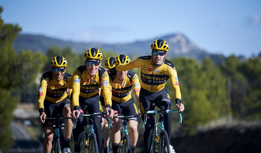 <p>Mike Teunissen krijgt een zetje van Tom Dumoulin op een trainingskamp in Alicante.</p>