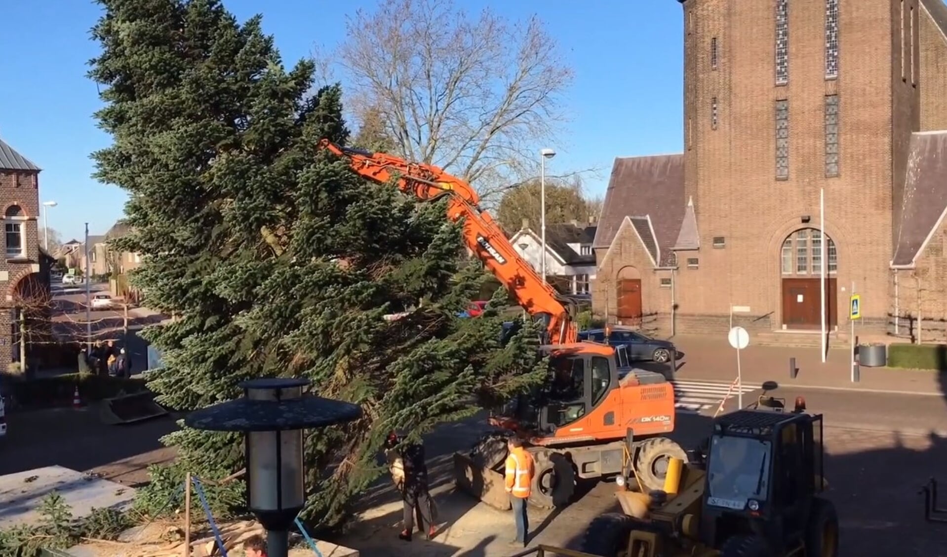 De Kerstboom op het Raadhuisplein is weer geplaatst