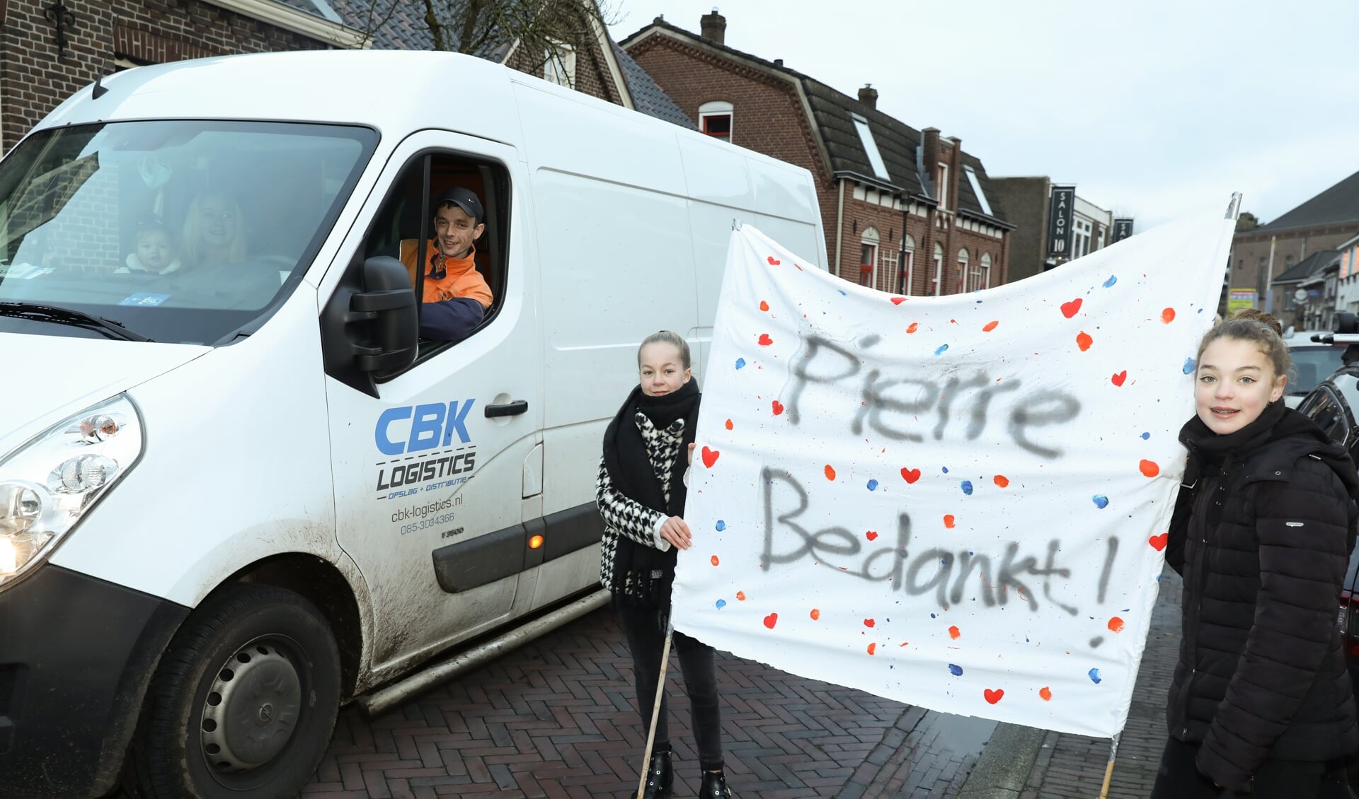 Postbezorger Pierre Janssen werd donderdag bedankt door de inwoners van Vierlingsbeek, ook de jeudige. 