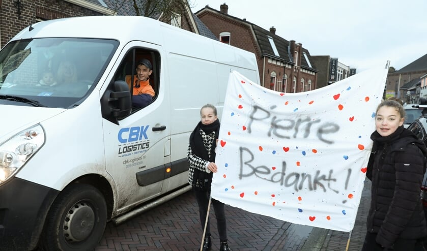 <p>Postbezorger Pierre Janssen werd donderdag bedankt door de inwoners van Vierlingsbeek, ook de jeudige. </p>