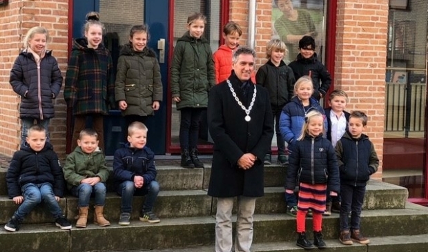 <p>Burgemeester Teunissen ging graag even op de foto met kinderen uit Gennep</p>